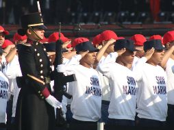 Varios jóvenes del Servicio Militar Nacional, vestidos con playera blanca, pantalón de mezclilla y gorra en color rojo, comenzaron a sentirse mal y abandonaron la formación para ser atendidos. SUN