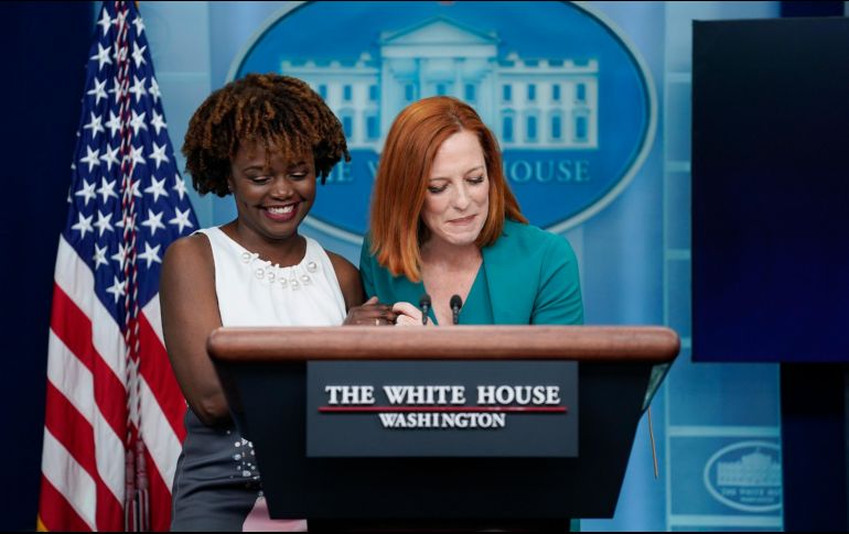 Jean-Pierre (i) reemplazará a Jen Psaki (d), bajo la cual se desempeñó como adjunta, a partir del 13 de mayo. AP/E. Vucci