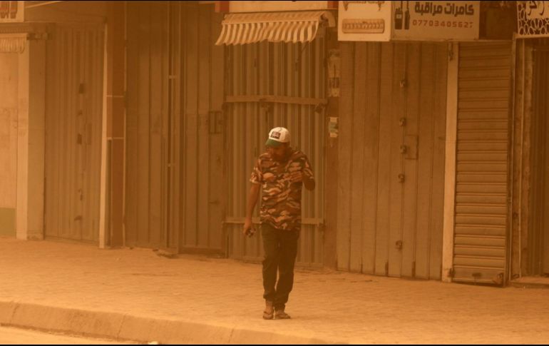 Una persona cruza la plaza Al-Tahrir durante una tormenta de arena en Bagdad, Irak. EFE/A. Jalil