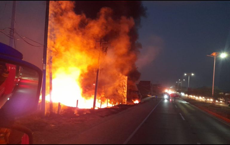Bomberos Protección Civil Jalisco y de Tonalá trabajaron en la zona para apagar el incendio. TWITTER / @PCJalisco