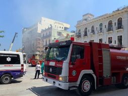 Equipos de emergencia, bomberos y militares se desplazaron al lugar de los hechos. Muchos curiosos se congregaron asimismo en los alrededores del edificio. AFP / A. Roque