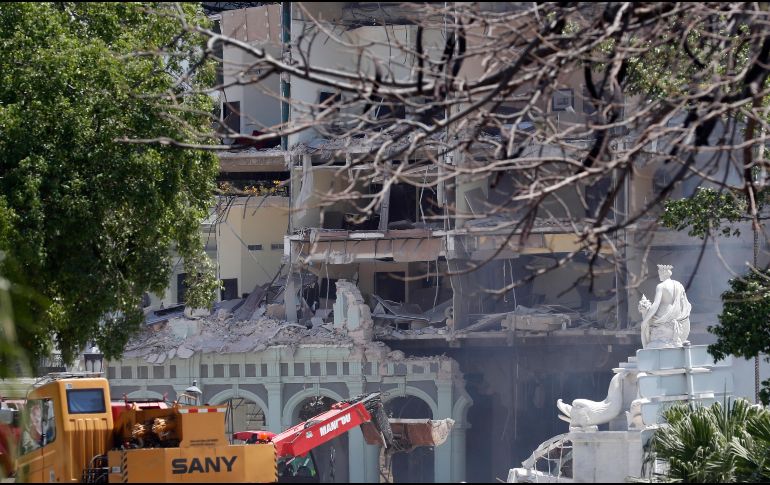 Informan que se están realizando búsquedas de personas posiblemente atrapadas en medio de los escombros del Hotel Saratoga, en La Habana. EFE / R. Mastrascusa