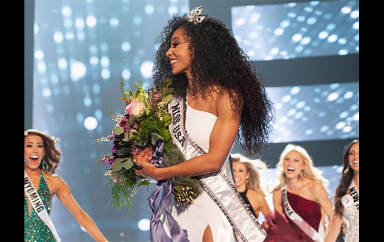 Cheslie Kryst en la ceremonia donde se coronó como Miss USA en 2019. INSTAGRAM.COM/ @chesliekryst