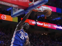 Joel Embiid jugó con una máscara de protección ante el conjunto de Miami/ AFP