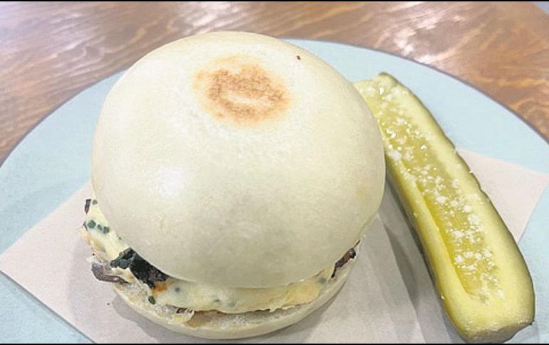 Breakfastbao. Una especie de hamburguesa con pan al vapor. ESPECIAL