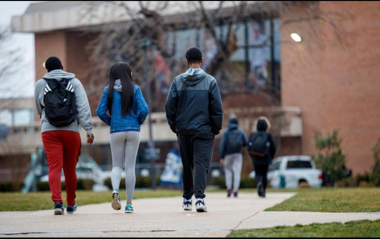 Señalan que a los recientes profesionistas que recientemente egresan de las carreras les es difícil que puedan costear el trámite porque apenas se están acomodando laboralmente. EFE / ARCHIVO