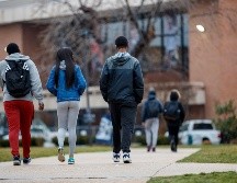 Señalan que a los recientes profesionistas que recientemente egresan de las carreras les es difícil que puedan costear el trámite porque apenas se están acomodando laboralmente. EFE / ARCHIVO