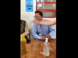 El hombre le da una cachetada al trabajador de la escuela, quien no hizo nada por defenderse. TWITTER / @javieroliver_ct