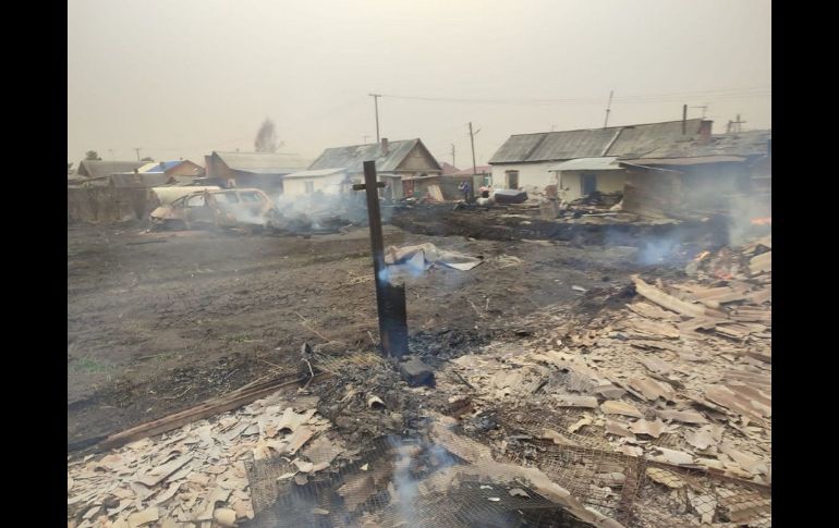 La lucha contra el fuego sólo puede realizarse por tierra, sin el uso de aviones, debido a los fuertes vientos que hay en la zona. AFP/Ministerio de Emergencias de Rusia