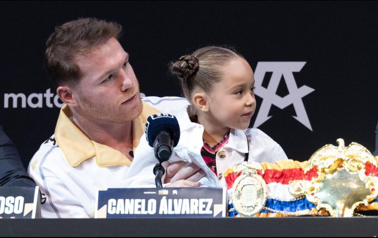 Saúl Álvarez llevó como invitada de honor a su hija María Fernanda. EFE/Matchroom