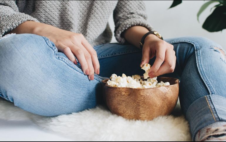 Este 10 de mayo consiente a mamá con su comida favorita y una tarde de películas. ESPECIAL/Photo by Mc Jefferson Agloro on Unsplash.