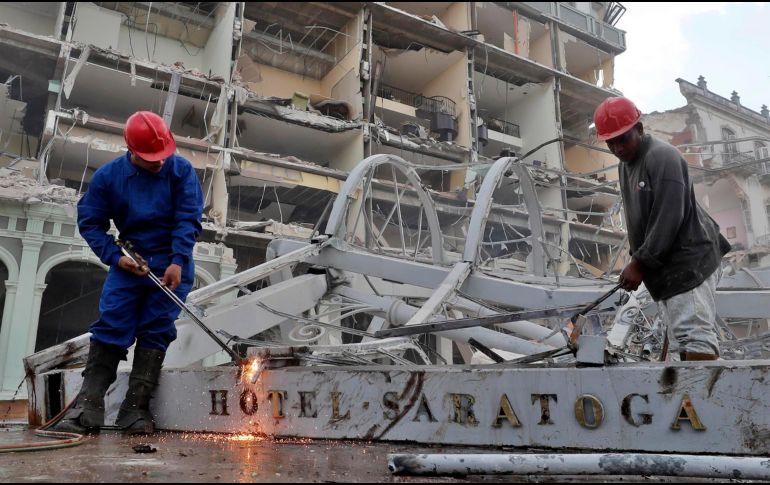 Según los últimos datos, la explosión por un escape de gas en el hotel Saratoga causó 32 muertes y dejó 81 heridos, aunque estas cifras podrían seguir elevándose. EFE / E. Mastrascusa