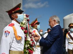 López Obrador colocando la ofrenda floral en el Monumento a José Martí de la icónica Plaza de la Revolución de La Habana. AFP / Y. Lage