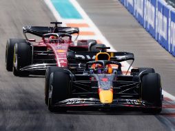 Max Verstappen logró dejar atrás a Charles Leclerc y le sigue recortando puntos en el campeonato de pilotos. EFE/S. THEW