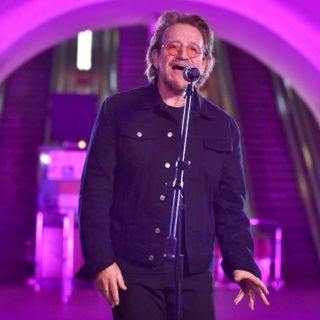 ¡Solidario! Bono de U2 ofrece concierto en el metro de Kiev