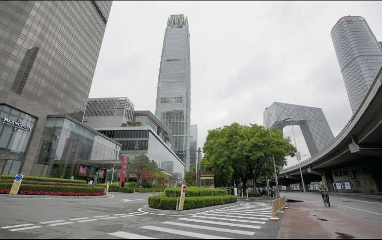 Las principales ciudades de China tienen cerrados sus centros de trabajo por las estrictas medidas para evitar contagios de COVID-19. AP