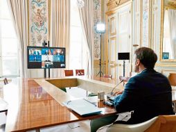 El presidente de Francia, Emmanuel Macron. siguió la videoconferencia del G7 desde su oficina de la presidencia . AFP