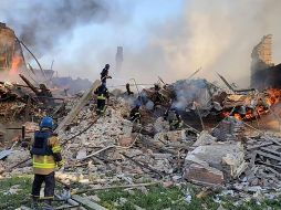 La bomba impactó en una escuela de Lugansk, por  lo que 60 personas murieron bajo los escombros. AFP / ARCHIVO