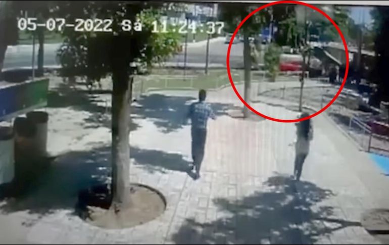 El carro derribó la valla metálica que separaba la calle del área universitaria, donde se encontraban los cuatro estudiantes. ESPECIAL