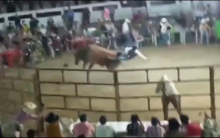 En el video se puede ver como los compañeros de Eduardo 