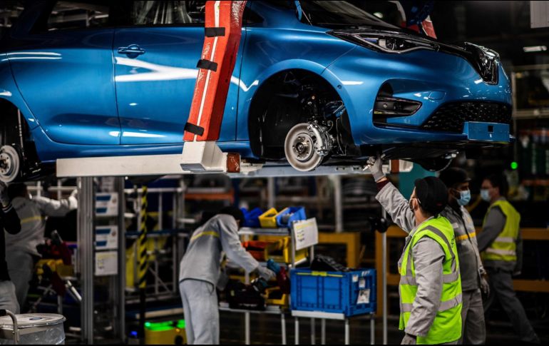 El número de automóviles fabricados en México fue de 251 mil 547 unidades en abril, unas 18 mil unidades menos que en el mismo mes de hace un año. AFP/M. Bureu