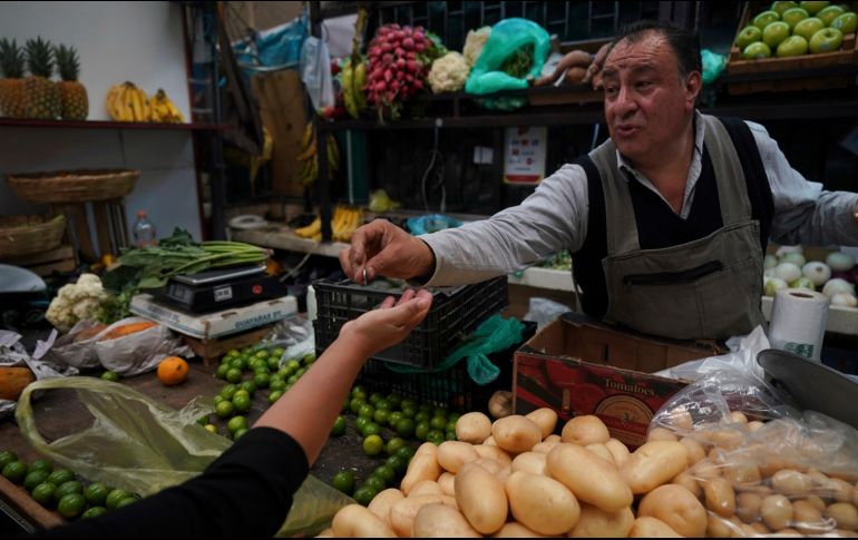 La canasta de consumo mínimo, conformada por 176 productos y servicios, presentó un encarecimiento de 0.44% mensual y de 8.31% interanual. AP/F. Llano