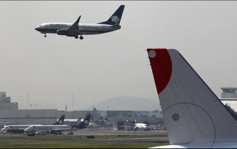 López Obrador rechaza que por la fuerza, por medio de un decreto presidencial, se vayan a trasladar vuelos al AIFA para desahogar la carga del AICM. AP / ARCHIVO