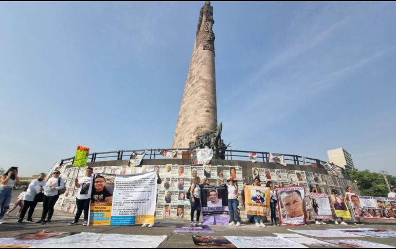 Alrededor de 150 manifestantes caminaron por avenida Chapultepec, hasta llegar al Palacio de Gobierno donde exigieron justicia por sus desaparecidos. EL INFORMADOR / G. Gallo