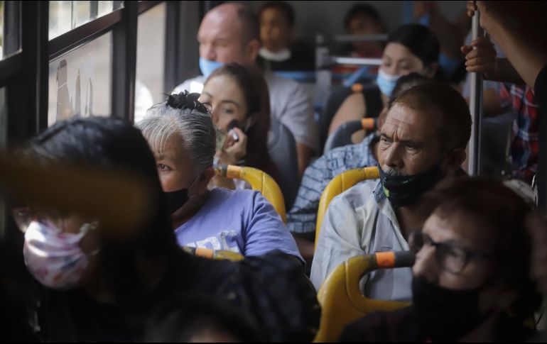 En el Periódico también se resaltó que se recomienda el uso continuo de cubrebocas en espacios públicos a quienes pertenecen a grupos vulnerables. EL INFORMADOR / ARCHIVO