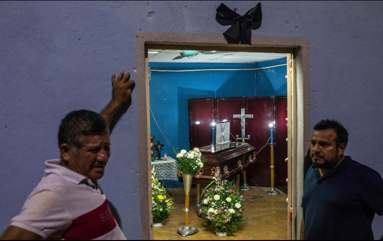 Familiares asisten al velorio de la camarógrafa Sheila Johana García la noche de este lunes. AP/F. Márquez