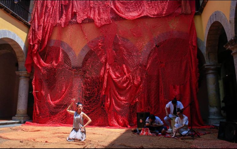 Como parte del programa establecido, se presentó el performance ‘Entretejiendo arrullos’, que contó con la actuación de la bailarina Liz Mercado y con la música de María Arcadia, Fernando Mora y Juan de Supocachi. CORTESÍA