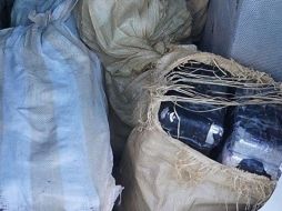 Fotografía de los fardos incautados por la Guardia Costera, valuados en 5,6 millones de dólares. EFE/ Guardia Costera EEUU