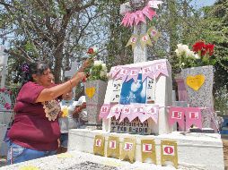 Raquel visitó la tumba de su madre en el primer 10 de mayo que pasa sin ella en vida. EL INFORMADOR/A. Camacho