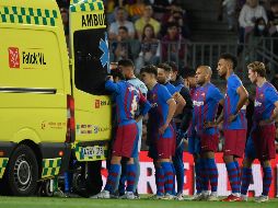 El futbolista fue trasladado a un hospital en ambulancia. AFP/Ll. Gene