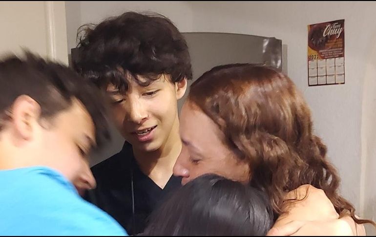 Chavita, junto con sus hermanos, abrazó a su mamá el Día de las Madres, el primer 10 de mayo que pasa con ella en 16 años. ESPECIAL