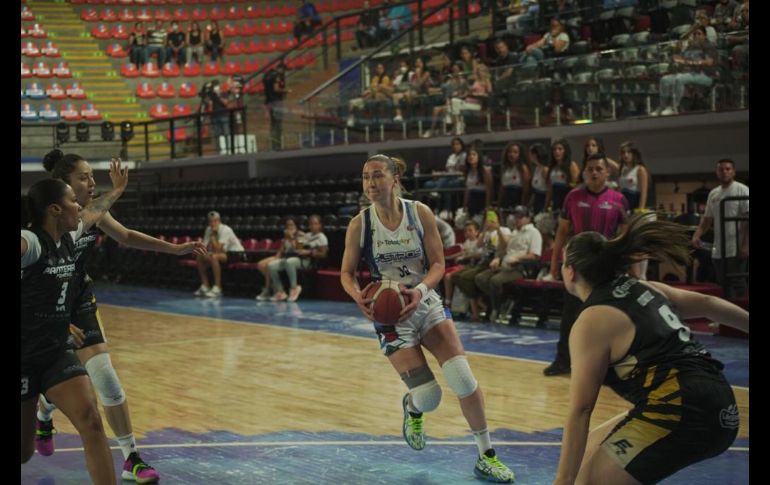 Joey Adams y Nadia Fingall comandaron la victoria del equipo tapatío al liderar la ofensiva con 21 y 17 unidades, respectivamente. CORTESÍA / Astros Femenil