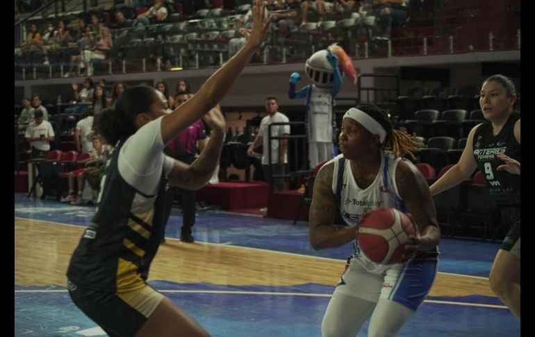 Joey Adams y Nadia Fingall comandaron la victoria del equipo tapatío al liderar la ofensiva con 21 y 17 unidades, respectivamente. CORTESÍA / Astros Femenil