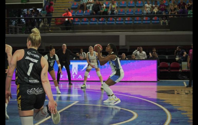 Joey Adams y Nadia Fingall comandaron la victoria del equipo tapatío al liderar la ofensiva con 21 y 17 unidades, respectivamente. CORTESÍA / Astros Femenil