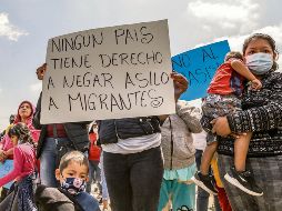 Un grupo de mexicanos desplazados por la violencia huyen al país del norte. EFE