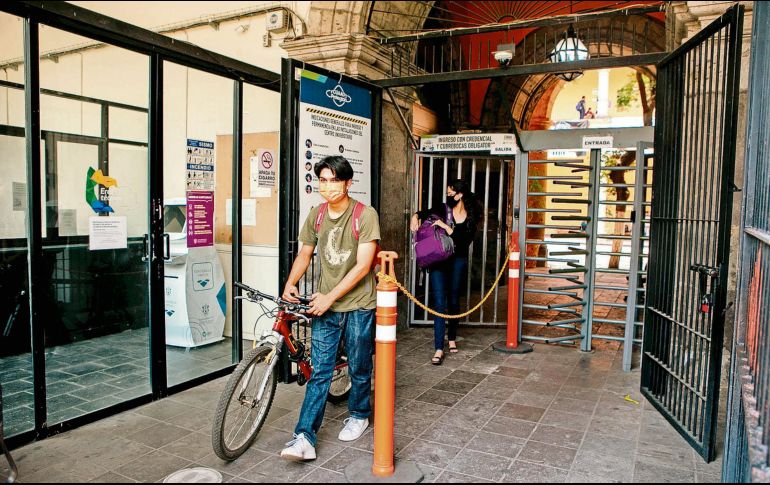 En el ingreso a centros universitarios aun se observa a alumnos usando mascarilla. EL INFORMADOR/ G. Gallo