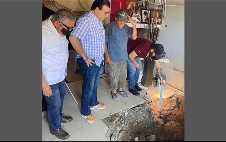 Algunas bardas presentan fisuras y en la madrugada del martes pasado, en la sala de una de las casas se formó un socavón de más de dos metros de diámetro. INSTAGRAM / obraspublicassinaloa
