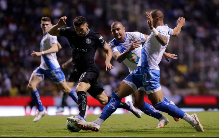 Henry Martin y Emmanuel Gularte disputan el balón. A las Águilas les basta el empate en la vuelta para pasar a semifinales. IMAGO7/I. Medina
