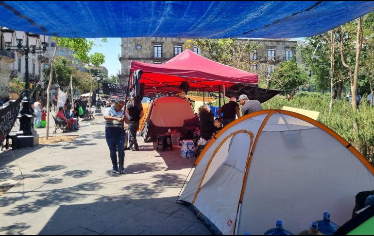 Los pepenadores mantienen un plantón afuera del Palacio de Gobierno desde el 5 de mayo. ESPECIAL