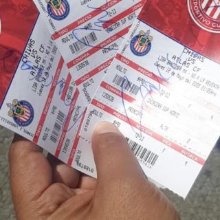 Policía los cacha revendiendo boletos para el Clásico Tapatío y se los decomisa 