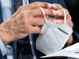 Autoridades mexiquenses reconocen que el uso del cubrebocas ha contribuido a cortar la cadena de transmisión de otros virus. AP/J. Martin