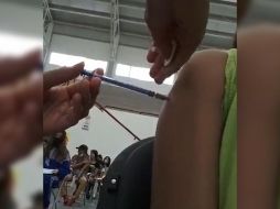 La menor captó claramente como se le introduce la aguja y nada más. TWITTER/ @MrElDiablo8