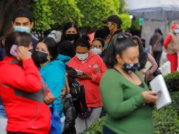 El experto aconsejó que no bajemos la guardia y sigamos con el uso del cubrebocas en interiores. EFE/ ARCHIVO