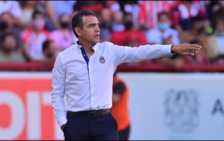 Ricardo Cadena suma cinco victorias en cinco partidos al frente de las Chivas. IMAGO7