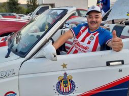 Alejandro Flores Esparza tiene 16 años con su Tsuru rojiblanco y lleva su pasión a todos lados que va. EL INFORMADOR/ G. GALLO