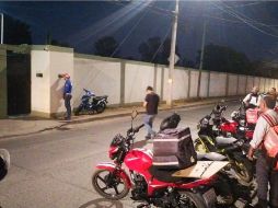 Un grupo de repartidores se manifestó en el exterior del cuartel en contra de lo que calificaron como un robo. SUN/ESPECIAL